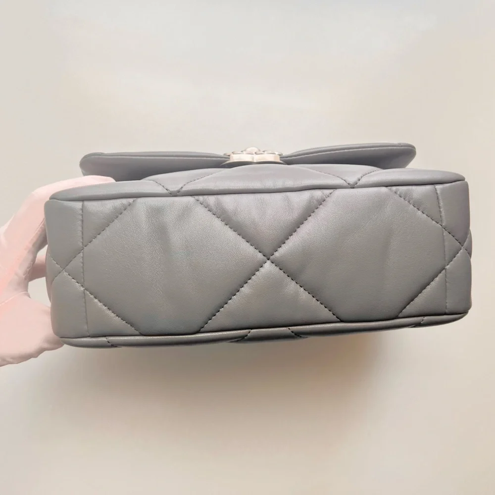 🔥CHANEL 19 Lambskin Quilted Medium Flap in Grey